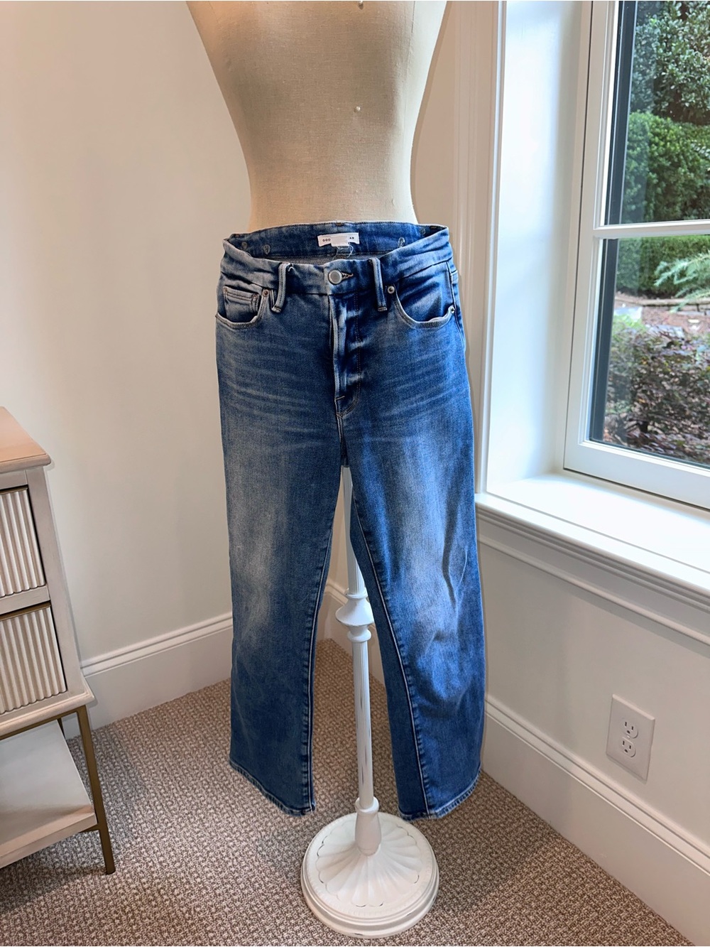 Good American Medium Wash Cropped Straight-Leg Jeans